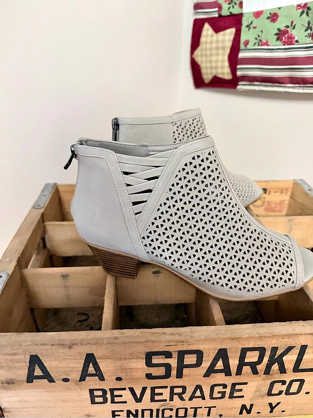 LifeStride Halle taupe Perforated Wedge Heels White US 8.5 W Like new worn a few